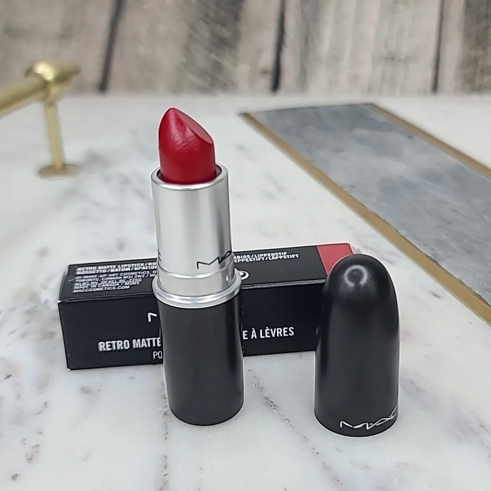 MAC Cosmetics Long-Wear Retro Matte Lipstick in Ruby Woo 707 - NWT/NIB